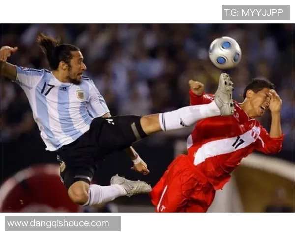 足球历史上因脏球风格而备受争议的球星盘点与分析